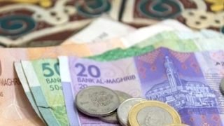 الدرهم يواصل انخفاضه أمام الدولار والأورو حتى نهاية يناير