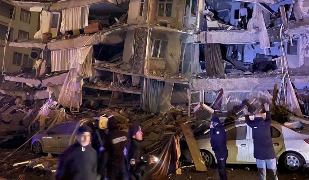 زلزال مدمر يخلف مئات القتلى في تركيا وسوريا