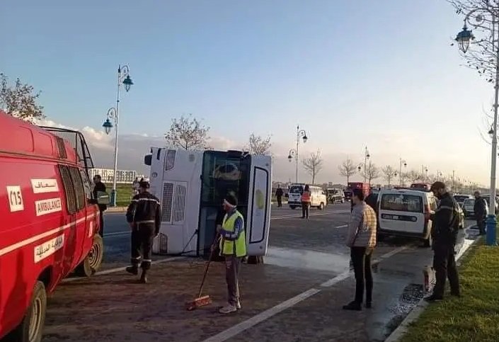 تطوان.. وفاة شخصين وجرح العشرات في حادث انقلاب حافلة