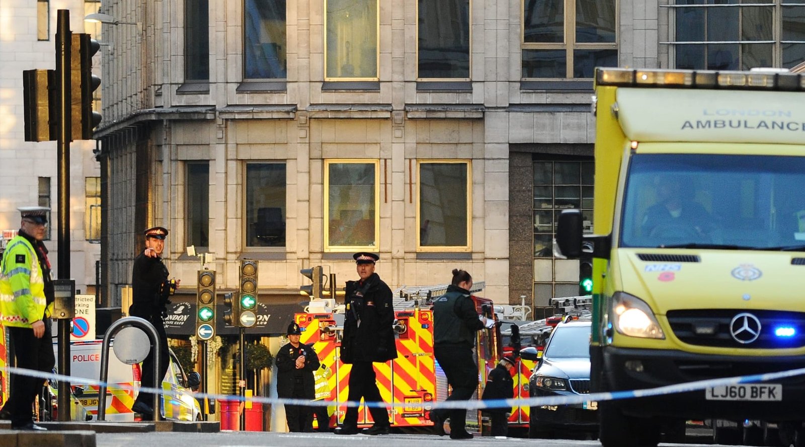 مسلح يقتل امرأة طعنا ويصيب شخصين بجروح خطيرة