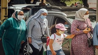 حالات الإصابة بكورونا تواصل صعودها وسط الأسبوع