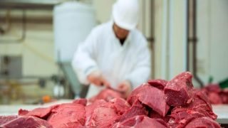 أسعار اللحوم الحمراء تنخفض تدريجيا بالأسواق