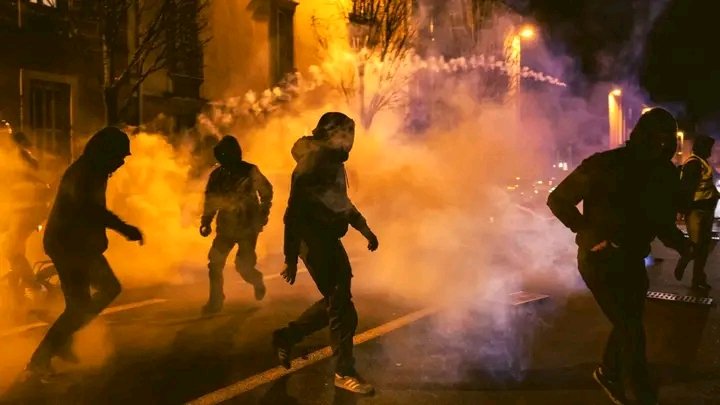 مرونة ففرنسا.. المواطنون يثورون في وجه ماكرون بسبب إصلاح التقاعد