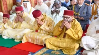 أمير المؤمنين يؤدي صلاة عيد الفطر بالبيضاء