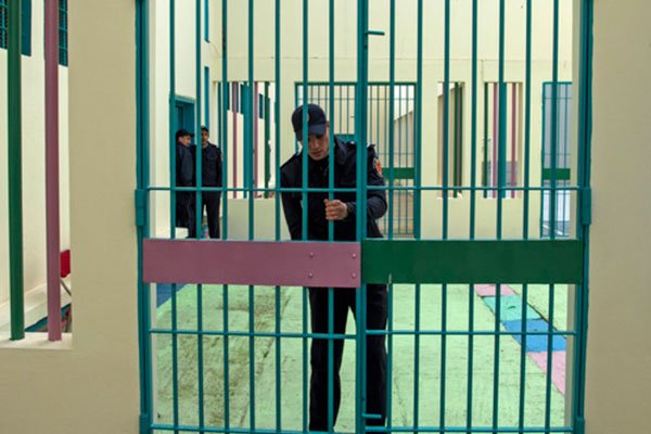 مذكرة أمنية تدعو لأنسنة ظروف الإيداع في الحراسة النظريّة