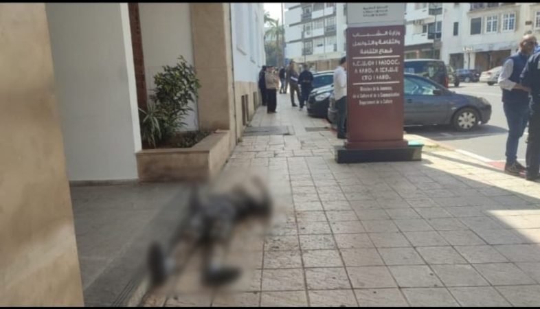 وفاة الفنان المسرحي الذي أضرم النار في جسده أمام وزارة بنسعيد