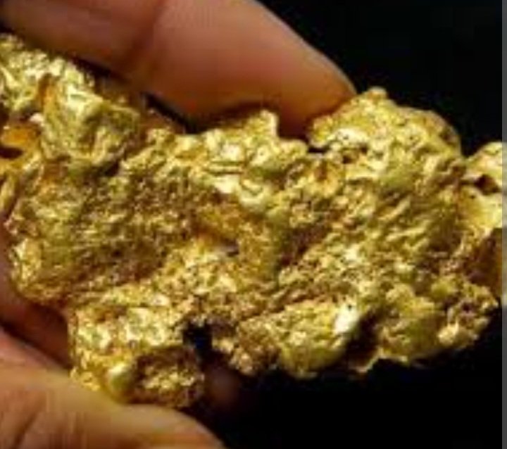 جمارك وجدة تحجز كمية من الذهب وأوراق نقدية يشتبه كونها مزورة