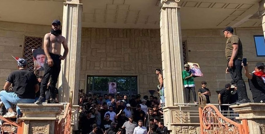 اقتحام سفارة السويد في بغداد وإشعال النار فيها