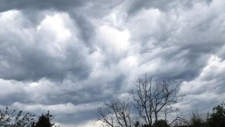 تساقطات ثلجية وأمطار ورياح قوية في توقعات طقس الإثنين