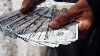 مخاطر الصعود المفاجئ للدولار أمام الدرهم تربك حسابات المصدرين والمستوردين