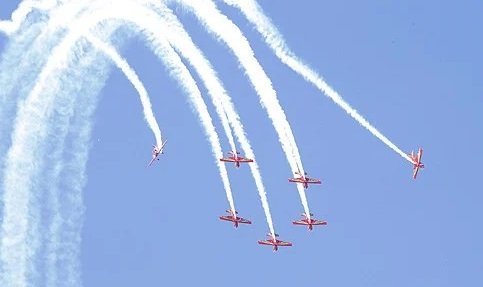 فرقة “المسيرة الخضراء” التابعة للقوات الملكية الجوية تقدم استعراضا جويا على مشارف الحسيمة