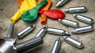 جمارك ميناء طنجة تحجز كمية مهمة من المفرقعات وغاز الضحك