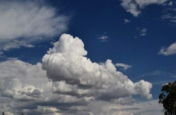 استمرار الأجواء الحارة مع أمطار قوية بمناطق من المملكة