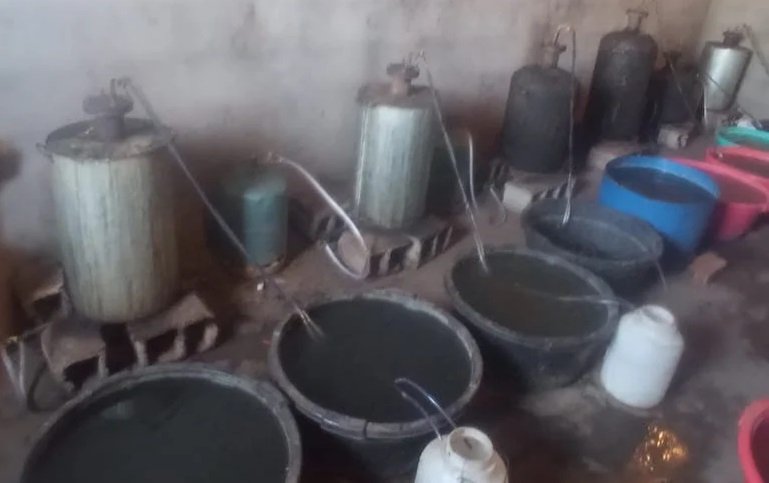 تفكيك ورشة سرية لتصنيع مسكر ” ماء الحياة”