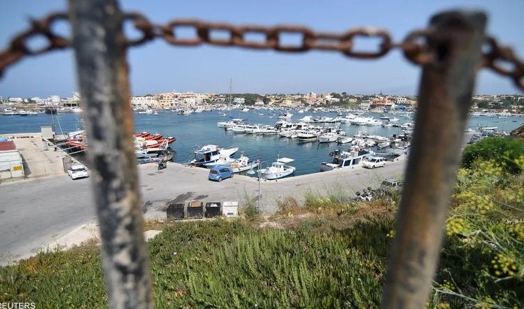 خفر السواحل الإيطالي ينقذ عشرات المهاجرين