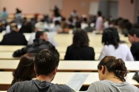 يهم الطلبة.. تمديد آجال إيداع طلبات الاستفادة من المنح الدراسية