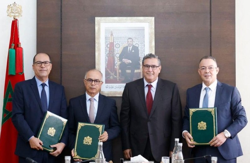 التوقيع على اتفاقية شراكة بشأن تمويل برنامج تأهيل 6 ملاعب لكرة القدم وتشييد ملعب جديد