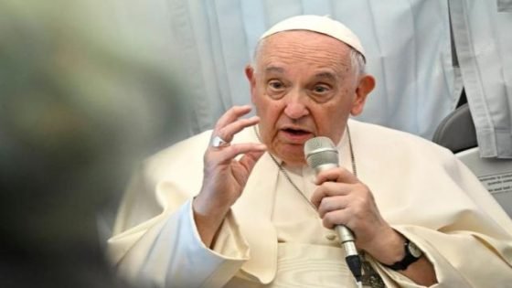 البابا يدعو إلى وقف “الهجمات المسلحة” بين فلسطين وإسرائيل