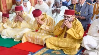 أمير المؤمنين صاحب الجلالة الملك محمد السادس يؤدي صلاة الجمعة بمسجد الهادي بسلا