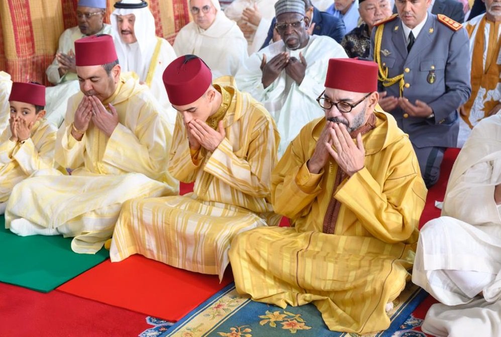 أمير المؤمنين صاحب الجلالة الملك محمد السادس يؤدي صلاة الجمعة بمسجد الهادي بسلا