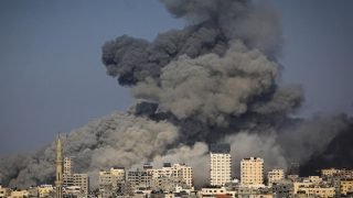 قصف جوي غير مسبوق في غزة يتسبب في انقطاع كامل للإنترنت والاتصالات
