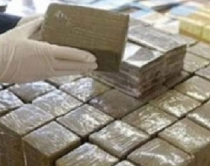 أمن ميناء طنجة يحبط محاولة تهريب طن و430 كلغ من الحشيش