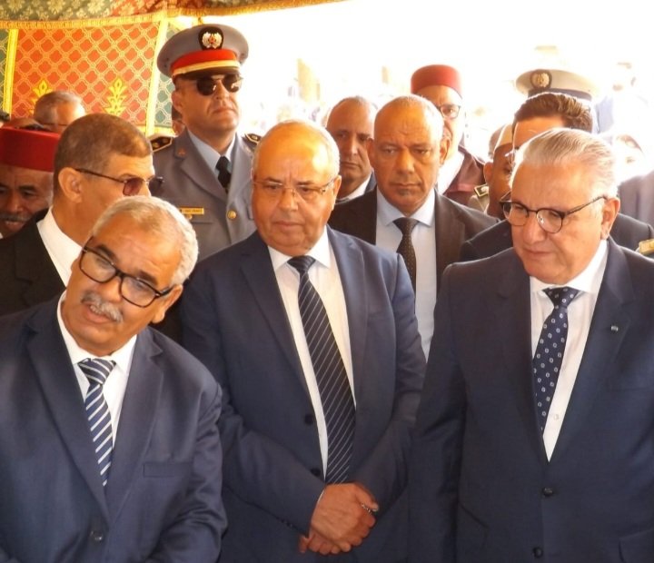 الرشيدية .. والي الجهة يشرف على تسليم حافلات للنقل المدرسي على عدة جماعات ترابية