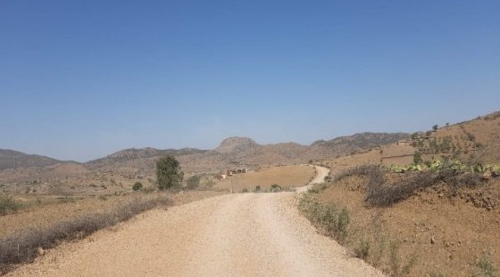 ساكنة ايت اعزيزة الصخيرات بإقليم خنيفرة تعاني في صمت في غياب أذان صاغية لمعاناتهم اليومية