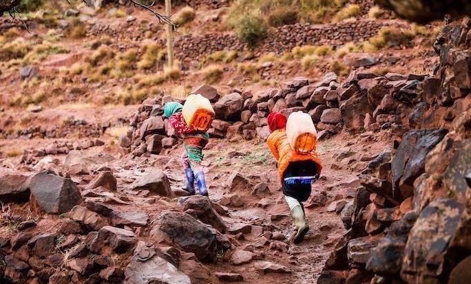 ميدلت: نشطاء ينبهون إلى الأوضاع المأساوية لنساء الجبال ويحذرون من استمرار نزيف الأرواح