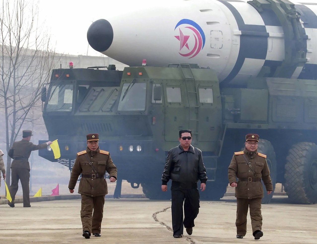 زعيم كوريا الشمالية يشرف على تجربة إطلاق صاروخ بالستي عابر للقارات