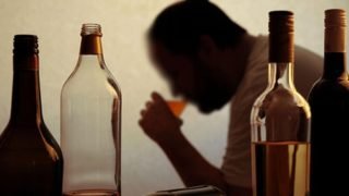 خطير.. وفاة 10 أشخاص إثر تناولهم مشروبات كحولية فاسدة