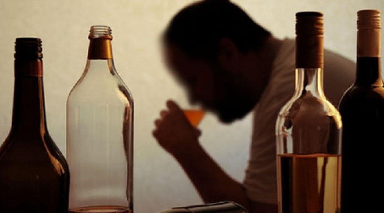 خطير.. وفاة 10 أشخاص إثر تناولهم مشروبات كحولية فاسدة