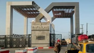 الغزاويون ينزحون إلى الحدود المصرية بسبب القصف المتواصل