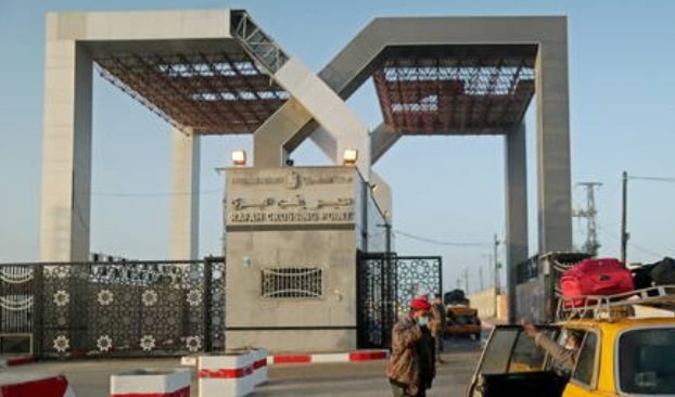 الغزاويون ينزحون إلى الحدود المصرية بسبب القصف المتواصل