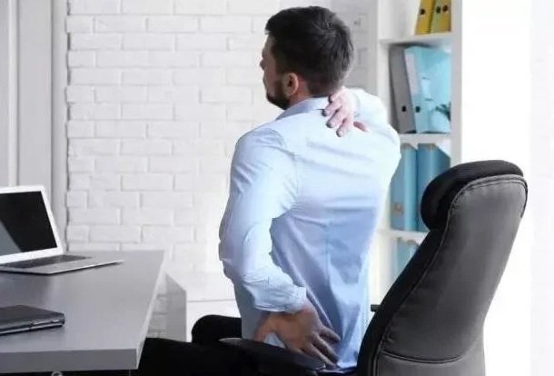 حيلة بسيطة تجنبك مخاطر الجلوس في عملك طوال اليوم