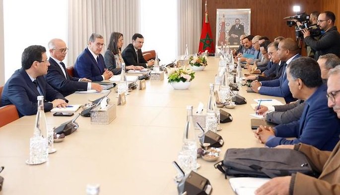 الحكومة تقرر إلغاء عقوبات “النظام الأساسي” لموظفي التعليم