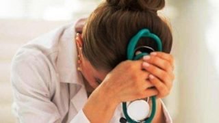 توقيف طبيبة بتهمة الرشوة وإصدار وثائق رسمية مزورة