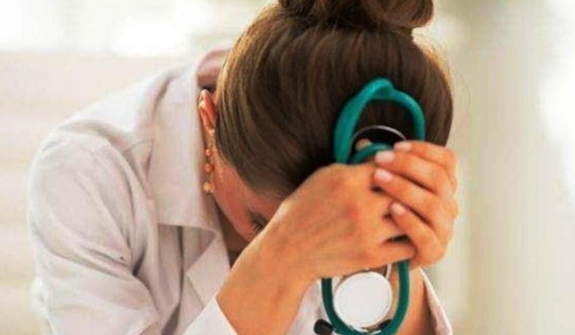 توقيف طبيبة بتهمة الرشوة وإصدار وثائق رسمية مزورة