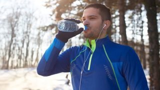 لماذا يجب شرب الماء بكثرة في الشتاء مثل الصيف؟.. اعرف التفاصيل