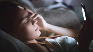 هذا ما يحدث لعقلك عند تصفح وسائل التواصل الاجتماعي بعد الاستيقاظ مباشرة