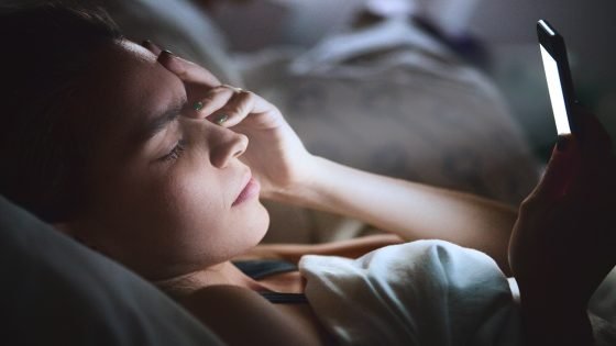 هذا ما يحدث لعقلك عند تصفح وسائل التواصل الاجتماعي بعد الاستيقاظ مباشرة