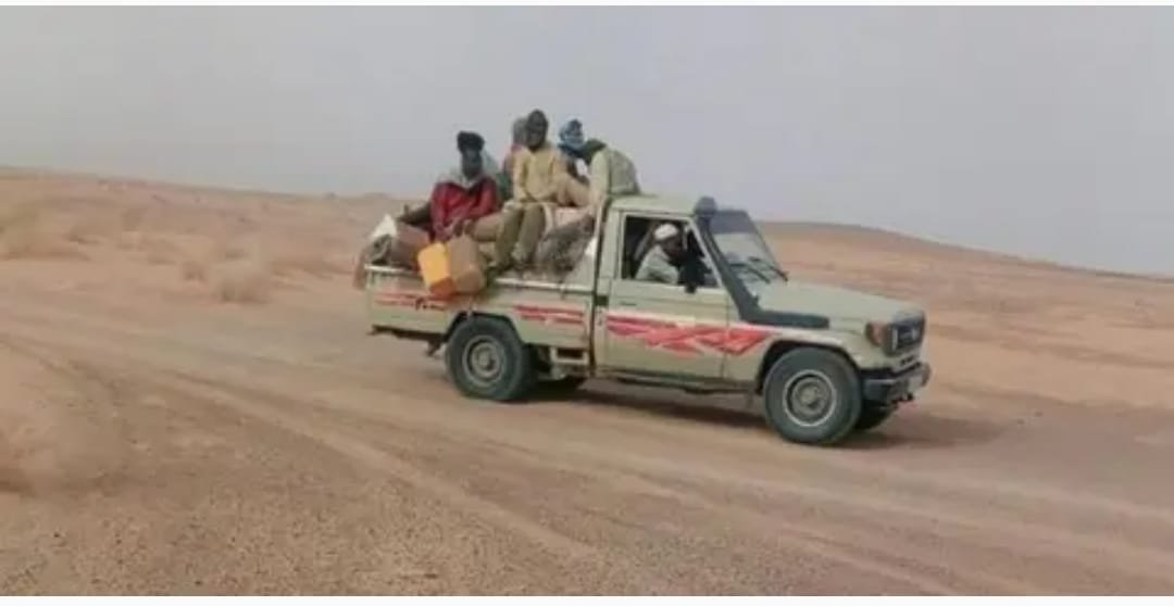 القوات المسلحة تستهدف سيارتين رباعية الدفع شرق الجدار الرملي