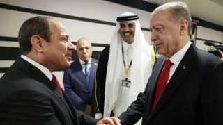 بعد قطيعة 11 عاما.. أردوغان يصل إلى مصر في زيارة رسمية