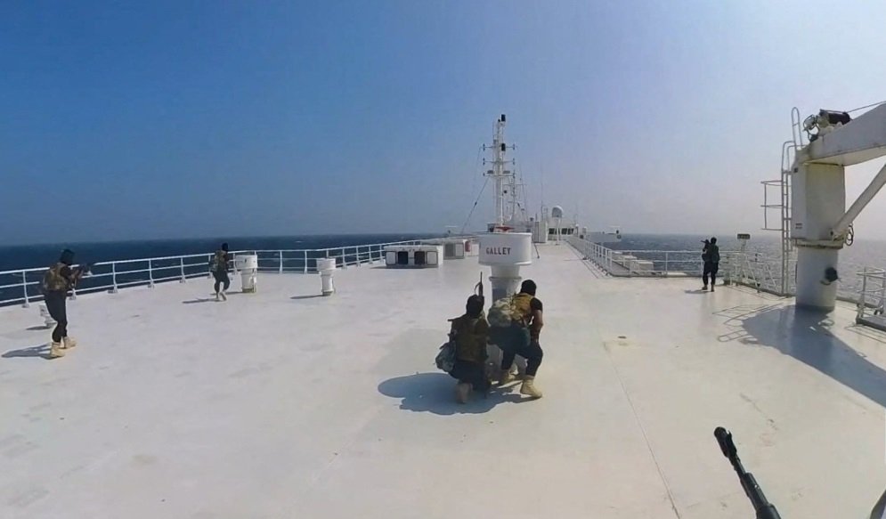 “الحوثي” تحذر هذه السفن من الإبحار في مياه البحر الأحمر