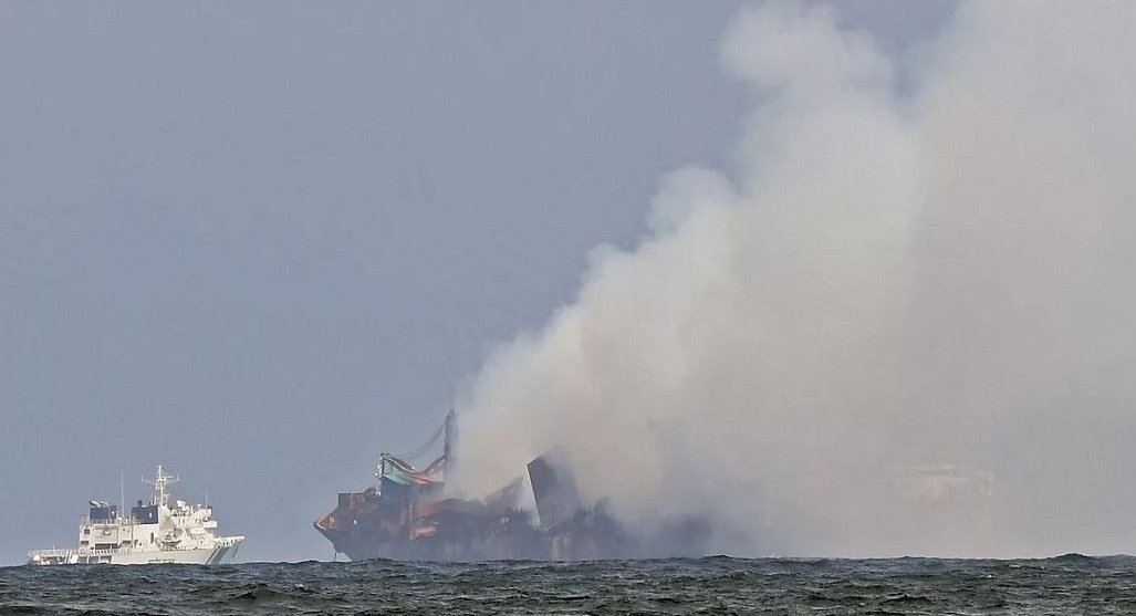 الحوثيون يقصفون سفينة بريطانية ويسقطون طائرة أمريكية