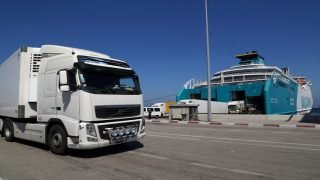 بالصور.. مهربون يدسون أطنانا من الحشيش داخل شحنة من الأسماك بميناء طنجة