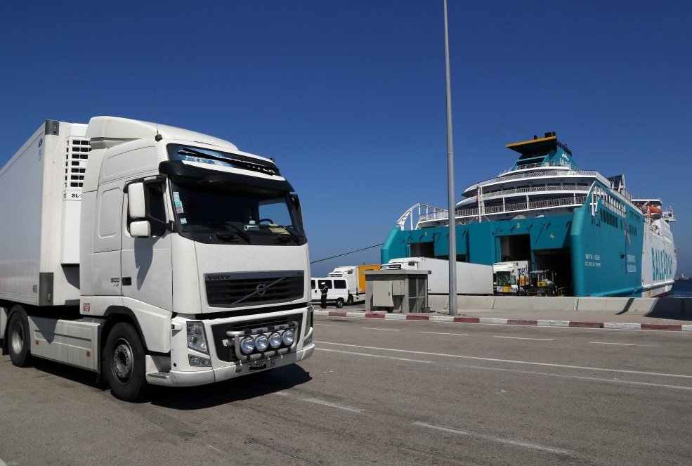 بالصور.. مهربون يدسون أطنانا من الحشيش داخل شحنة من الأسماك بميناء طنجة