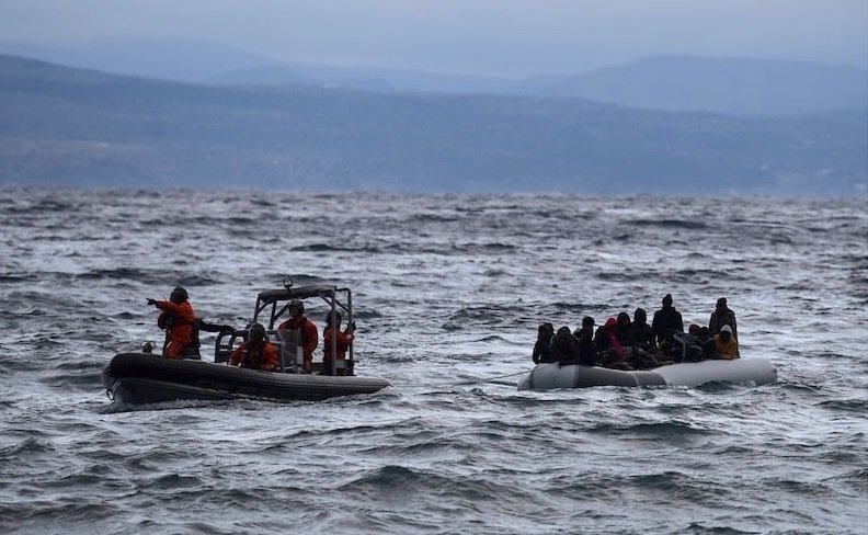 البحرية الملكية تعترض قاربا يقل 52 مرشحا للهجرة