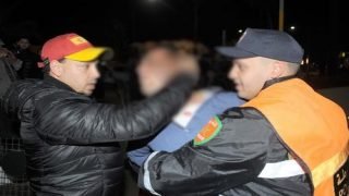 مختل عقلي يعتدي على جارته ويعرض رجل أمن لجرح بسكين