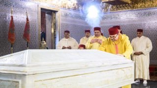 أمير المؤمنين جلالة الملك محمد السادس يترحم على روح جلالة المغفور له الملك محمد الخامس